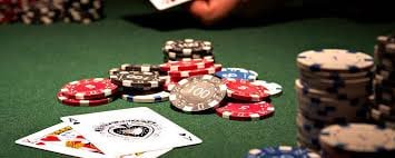 Close-up of live baccarat table on togel bintang11 mobile with dealer, chips, and chat window visible